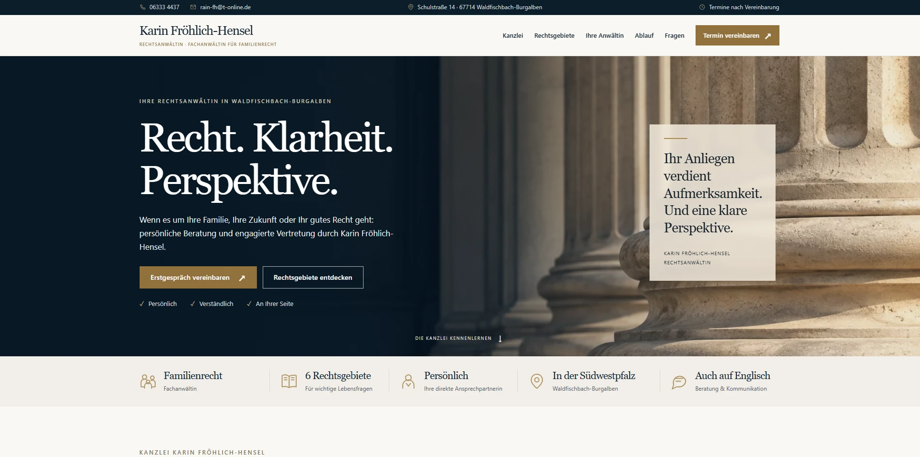 Website der Rechtsanwältin Karin Fröhlich-Hensel mit klassischer Typografie und Säulenmotiv