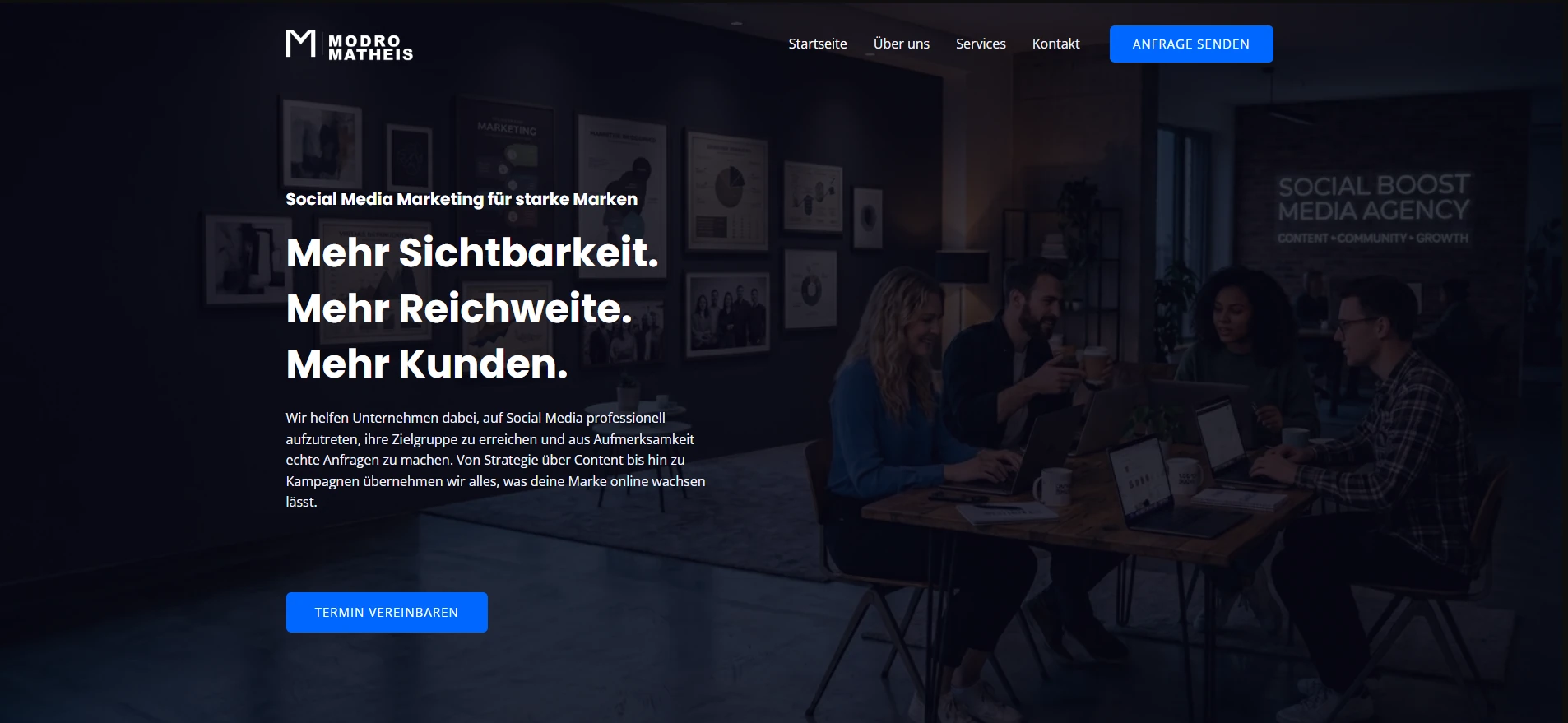 Website Modro Matheis mit dunkler Gestaltung und blauen Kontaktbuttons
